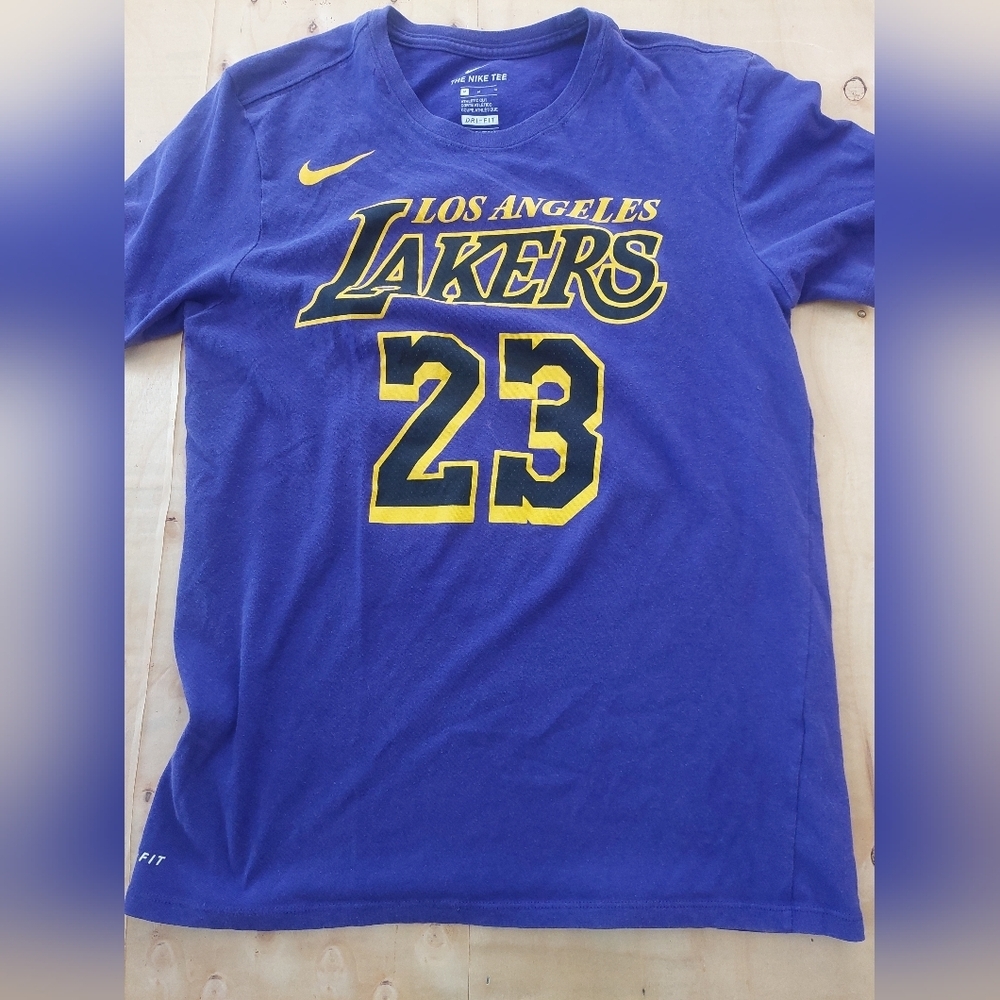Los Angeles Lakers TShirt NIKE 23 " James" Drifit Men Sz M.      (A)